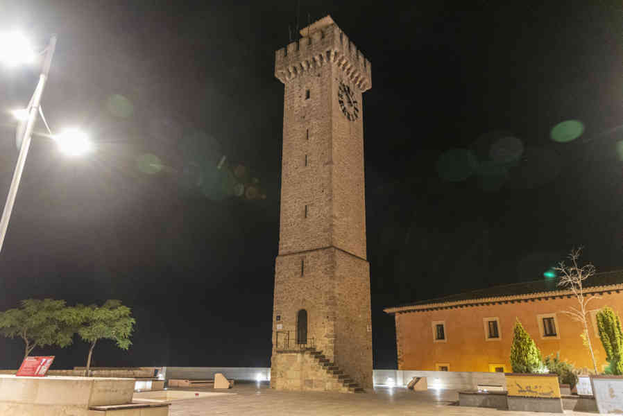 Cuenca 060 - plaza y torre Mangana.jpg